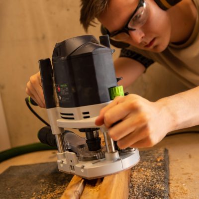 het prcess van het maken van een hand gemaakte houten hanglamp door de eigenaar van RvdBBright
